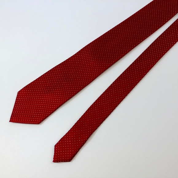 100% Silk Deep Red Textured Tie - Picture 2 of 5